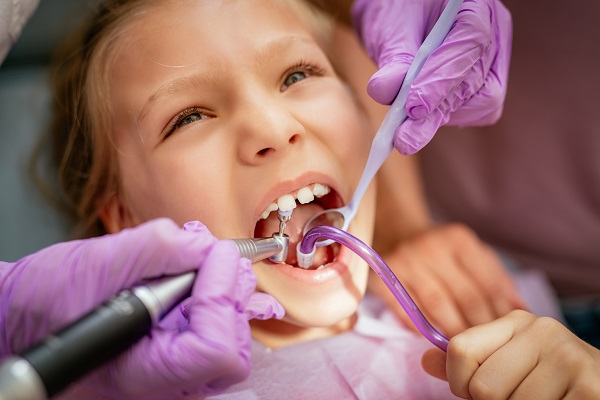 Bambina dal dentista durante una visita presso lo Studio Brandolini di Legnano