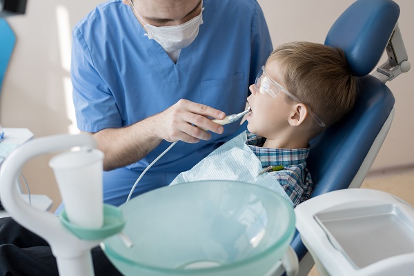 bambino durante una visita dentistica