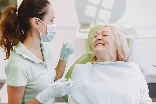 Paziente anziana durante una visita dal dentista.