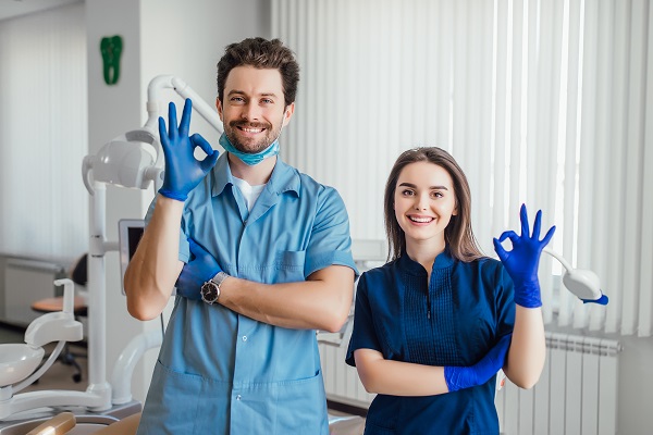 Professionisti della salute orale in uno studio dentistico.