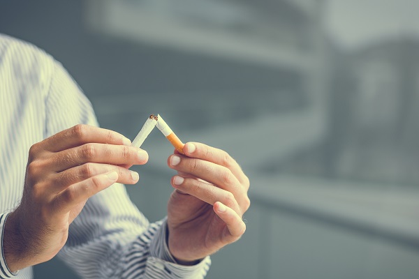 Gli effetti del fumo su denti e cavo orale: come compromettono la salute della bocca