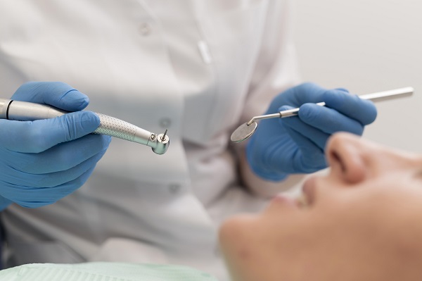 Pulizia dei denti Legnano: benefici, frequenza e trattamenti per un sorriso sano